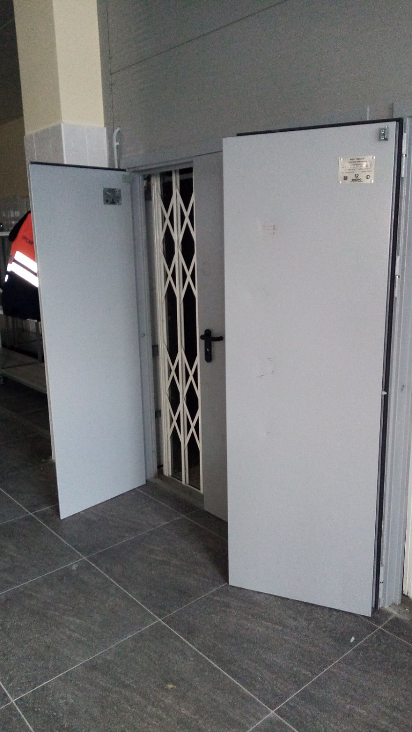 Разные выходы грузового подъемника
